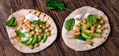 Nohut ve avokado ile gözleme.