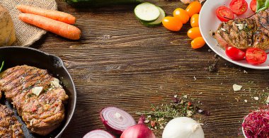 Tavada kavrulmuş biftek 