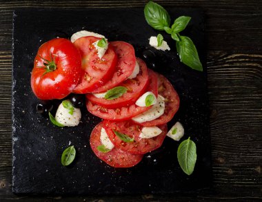 domates ve Fesleğenli mozzarella.