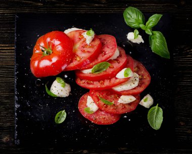 domates ve Fesleğenli mozzarella.