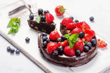 Çilekli çikolatalı pasta.