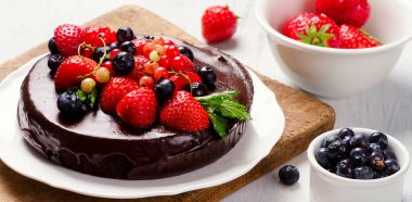 Çilekli çikolatalı pasta.