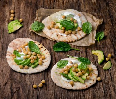 Nohut ve avokado ile gözleme.