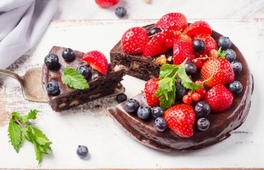 Çilekli çikolatalı pasta.