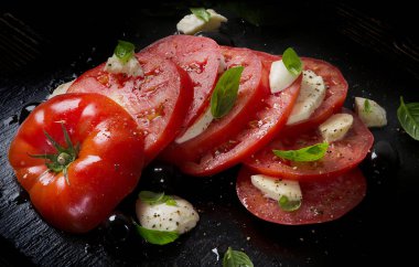 domates ve Fesleğenli mozzarella.