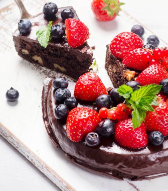 Çilekli çikolatalı pasta.