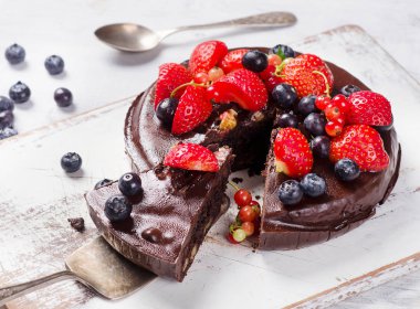 Çilekli çikolatalı pasta.