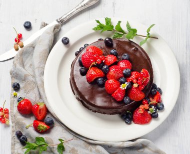 Çilekli çikolatalı pasta.