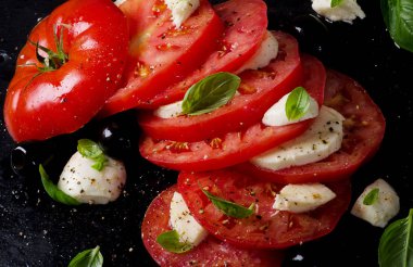 domates ve Fesleğenli mozzarella.