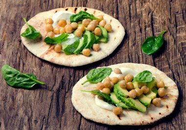 Nohut ve avokado ile gözleme.