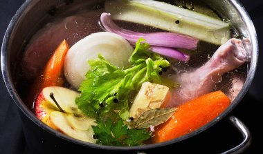 Sağlıklı çorba tencerede malzemeler.