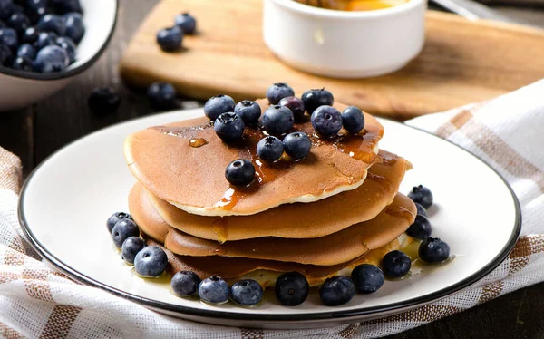 Pannkakor med färsk frukt — Stockfoto