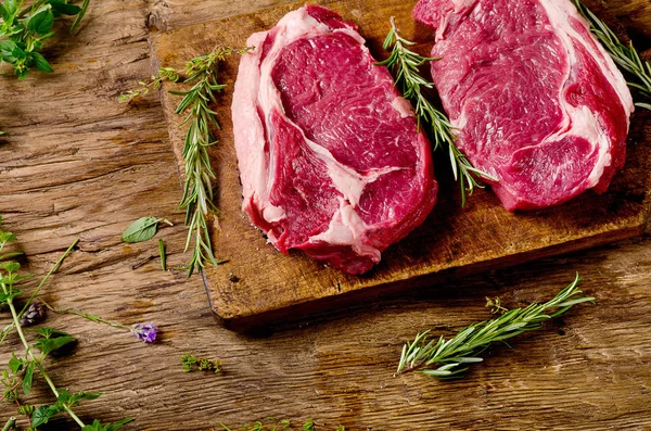 Ribeye-Steak mit rohem Fleisch — Stockfoto