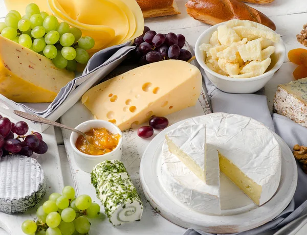 Cheese plate served with grapes — Stock Photo, Image