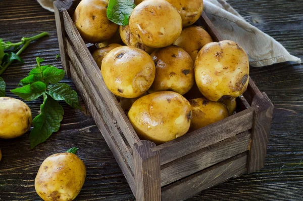 Batatas em bruto na caixa — Fotografia de Stock