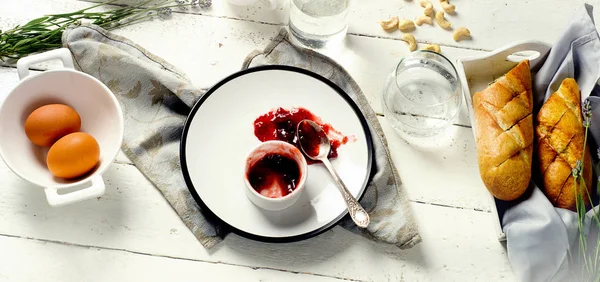 Colazione mattutina sul tavolo di legno . — Foto Stock