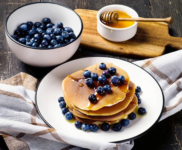 Pancakes with fresh fruits — Stock Photo, Image