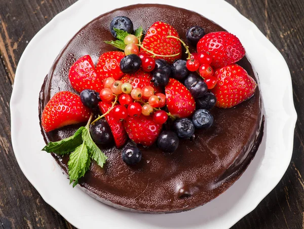 Schokoladenkuchen mit Beeren — Stockfoto