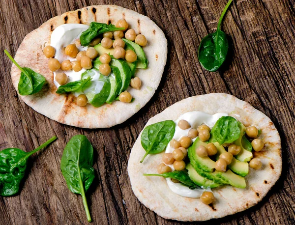 Flatbread with chickpeas and avocado. — Stock Photo, Image