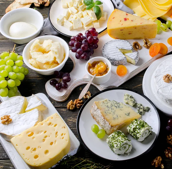 Cheese plate served with grapes — Stock Photo, Image