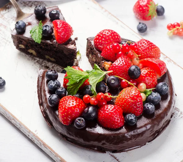 Chocolate cake with berries — Stock Photo, Image