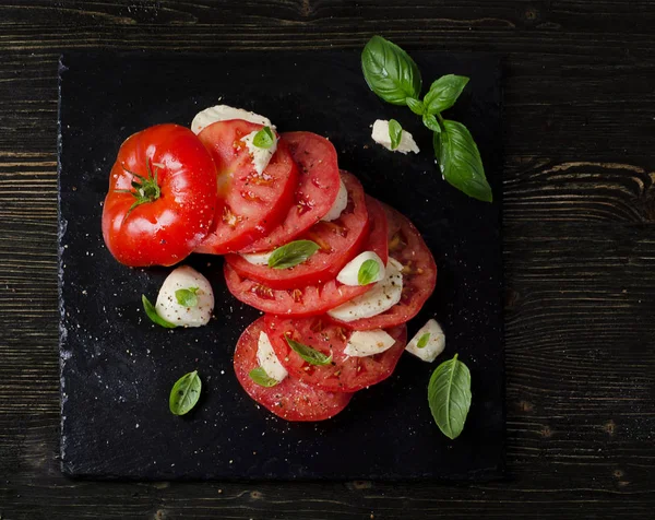 domates ve Fesleğenli mozzarella.