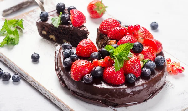 Chocolate cake with berries — Stock Photo, Image