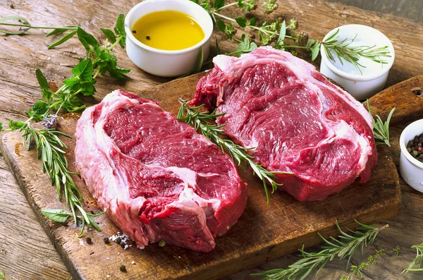 Çiğ et antrikot biftek — Stok fotoğraf