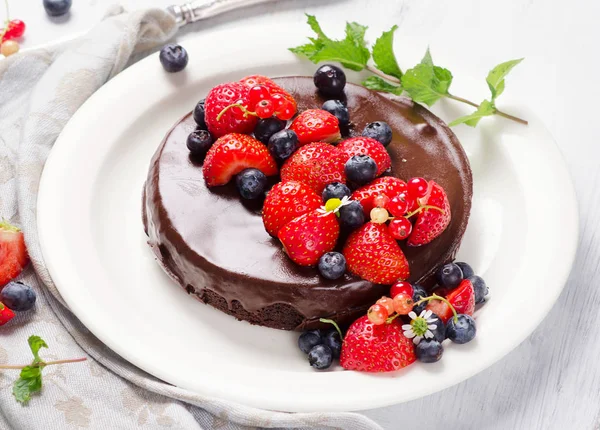 Pastel de chocolate con bayas — Foto de Stock