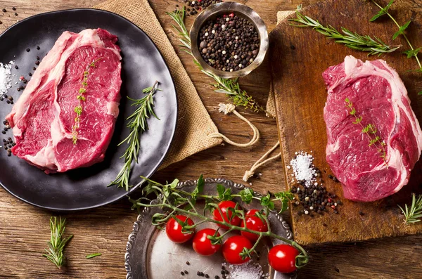 Ribeye-Steak mit rohem Fleisch — Stockfoto