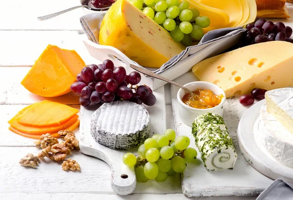 Сырная тарелка с виноградом — стоковое фото