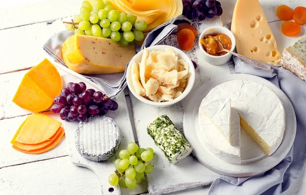 Prato de queijo servido com uvas — Fotografia de Stock