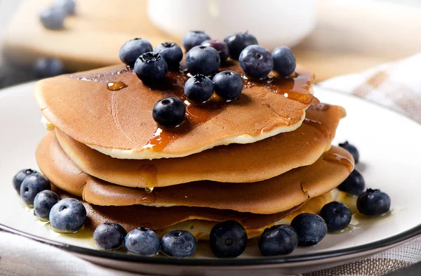 Pancakes with fresh fruits — Stock Photo, Image