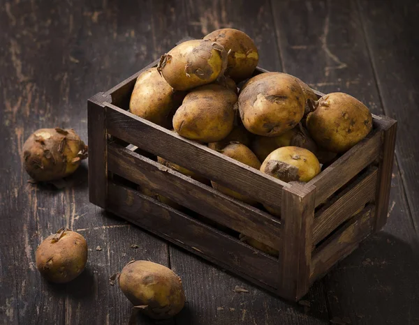 Batatas em bruto na caixa — Fotografia de Stock