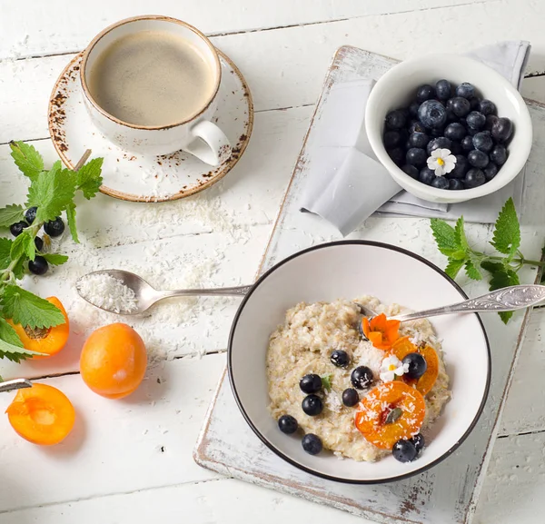 yulaf ezmesi yaban mersini ve kayısı 