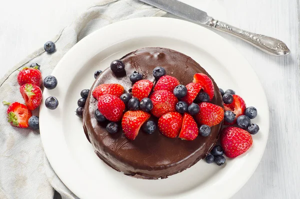 Bolo de chocolate com bagas — Fotografia de Stock