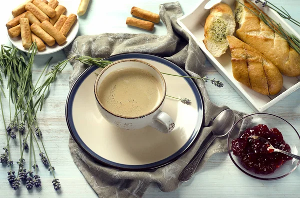 Desayuno por la mañana en mesa de madera . — Foto de Stock