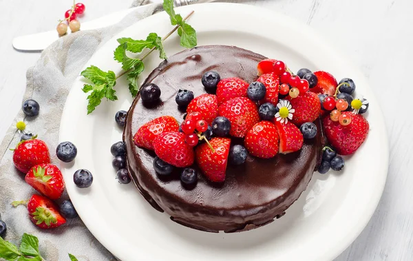 เค้กช็อคโกแลตกับเบอร์รี่ — ภาพถ่ายสต็อก