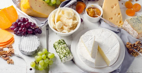 Assiette au fromage servie avec des raisins — Photo