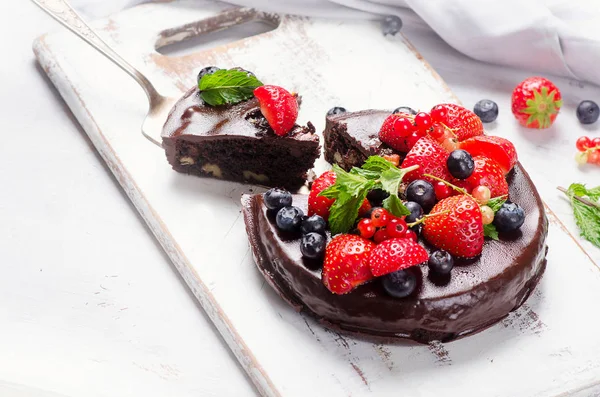 Sjokoladekake med bær – stockfoto