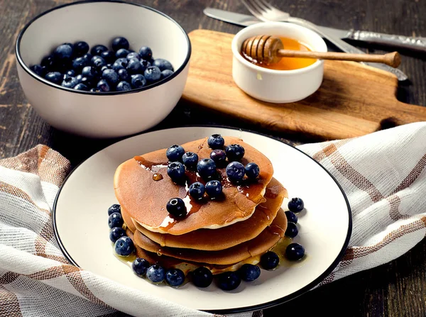 Pancakes with fresh fruits — Stock Photo, Image