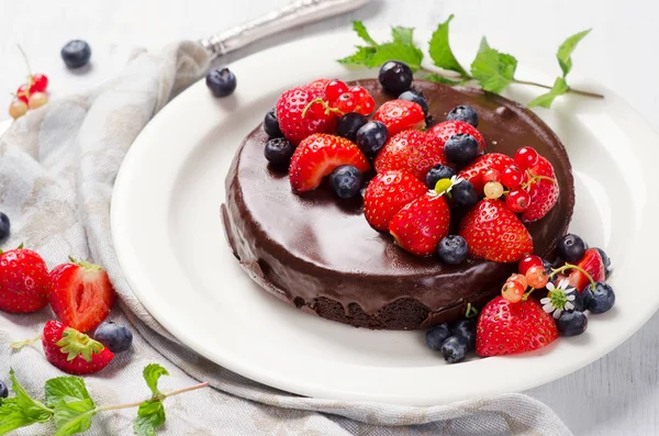 Bolo de chocolate com bagas — Fotografia de Stock