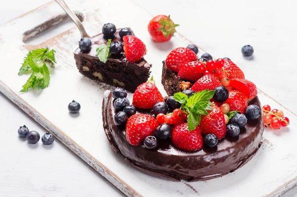 Torta al cioccolato con bacche — Foto Stock