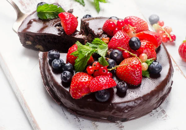 Chocolate cake with berries — Stock Photo, Image
