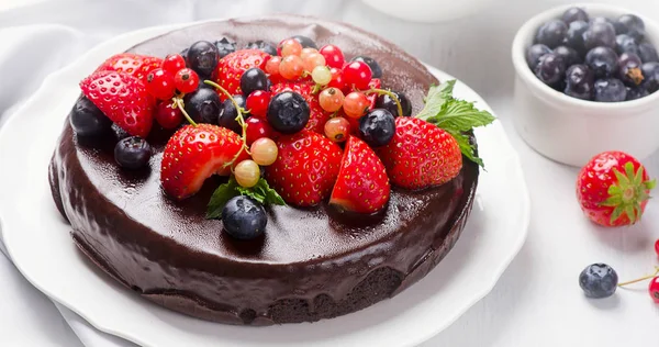 Čokoládový dort s bobulemi — Stock fotografie