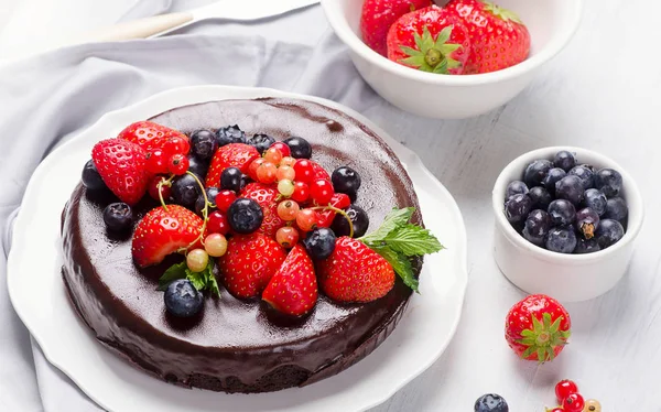 Çilekli çikolatalı pasta.