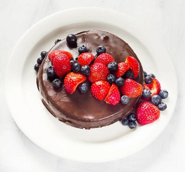 Sjokoladekake med bær – stockfoto