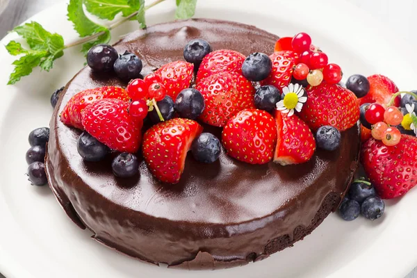 Chocolate cake with berries — Stock Photo, Image