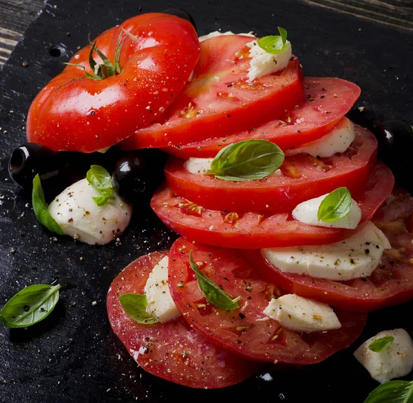 Tomaten und Mozzarella mit Basilikum. — Stockfoto