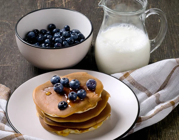 Pancakes with fresh fruits — Stock Photo, Image